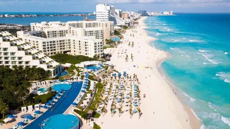 Cancún con stop en Panamá